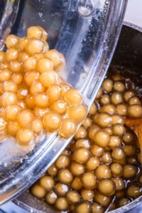 perles versées dans casserole