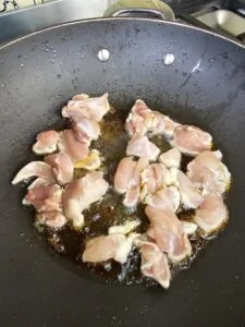 poulet dans un wok avec du sucre fondu