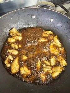 sauce avec poulet dans un wok