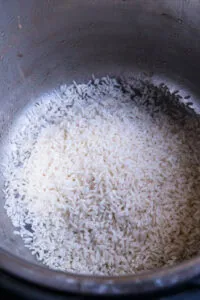 riz dans cuiseur à riz