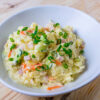 Salade de pommes de terre japonaise sur fond de bois