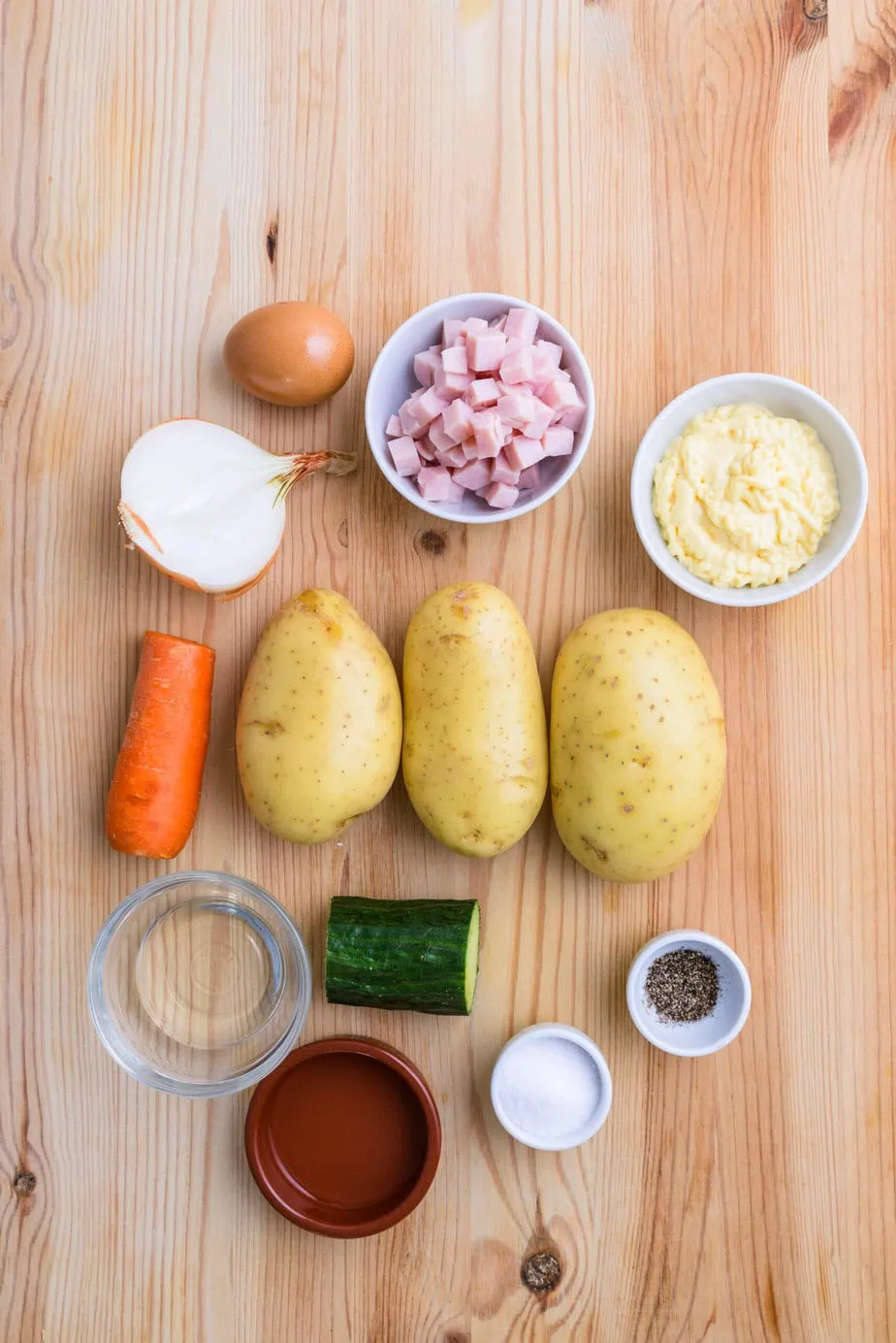 ingrédients pour Salade de pommes de terre japonaise sur fond de bois