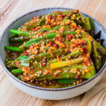 salade d'okra du sichuan sur fond de bois