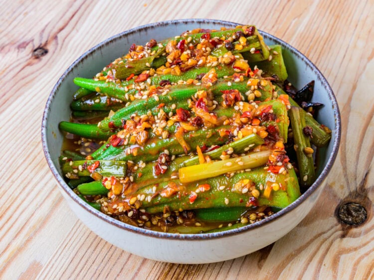 salade d'okra du sichuan sur fond de bois