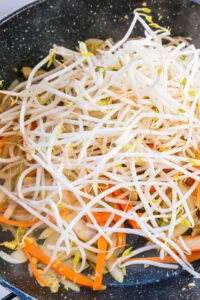 pousses de soja dans wok
