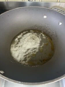 sucre fondu dans un wok