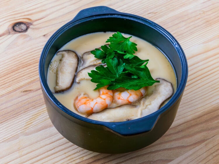 chawanmushi sur fond de bois dans un bol noir