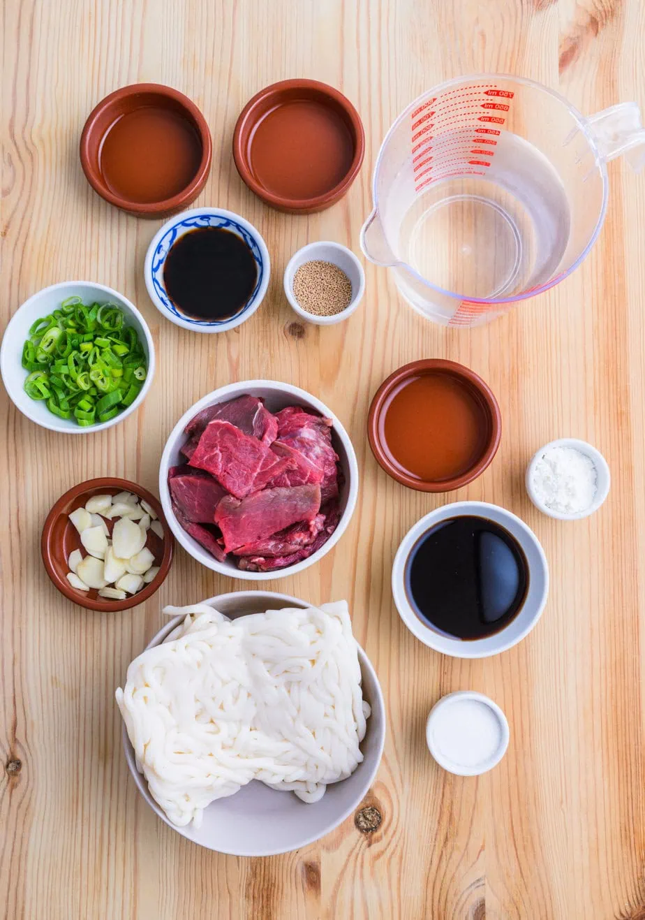 ingrédients pour niku udon sur fond de bois