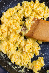 oeufs remués dans casserole