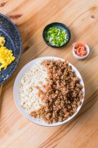 poulet haché sur une moitié du bol de riz