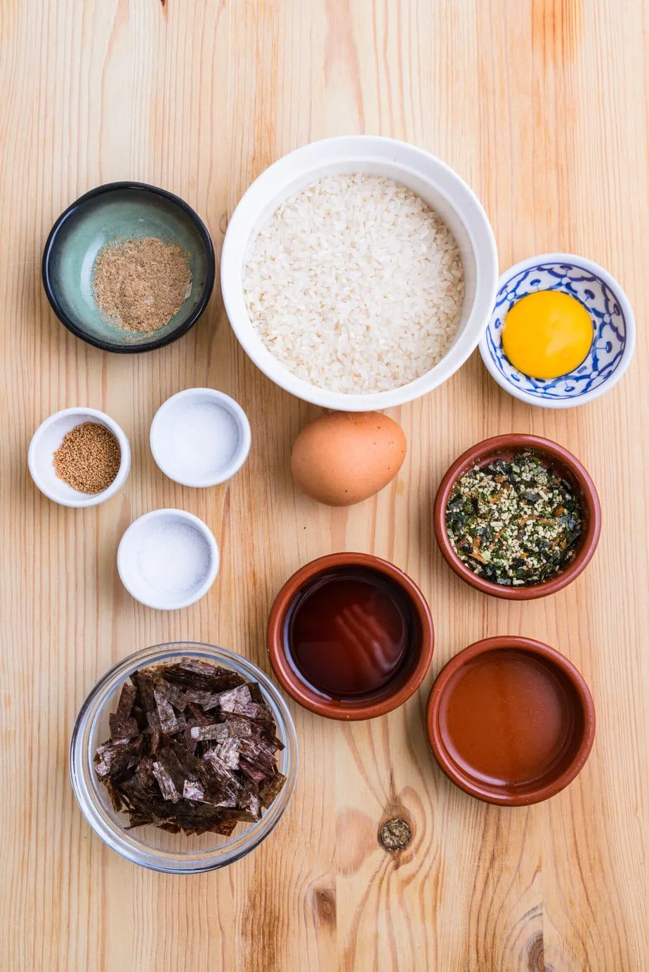 ingrédients pour Tamago kake gohan sur fond de bois