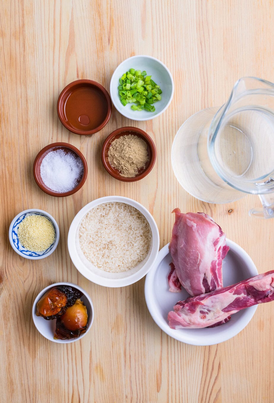 ingre9dients pour congee chinoise sur fond de bois