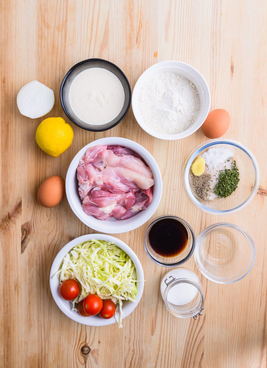 Ingrédients pour poulet nanban sur fond de bois