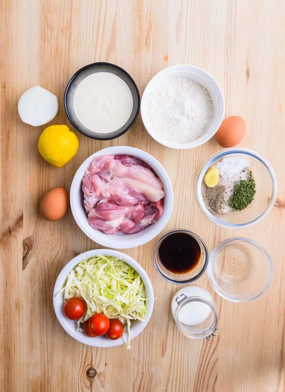 Ingrédients pour poulet nanban sur fond de bois