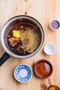 ingrédients pour sauce yakiniku mélangés dans une casserole