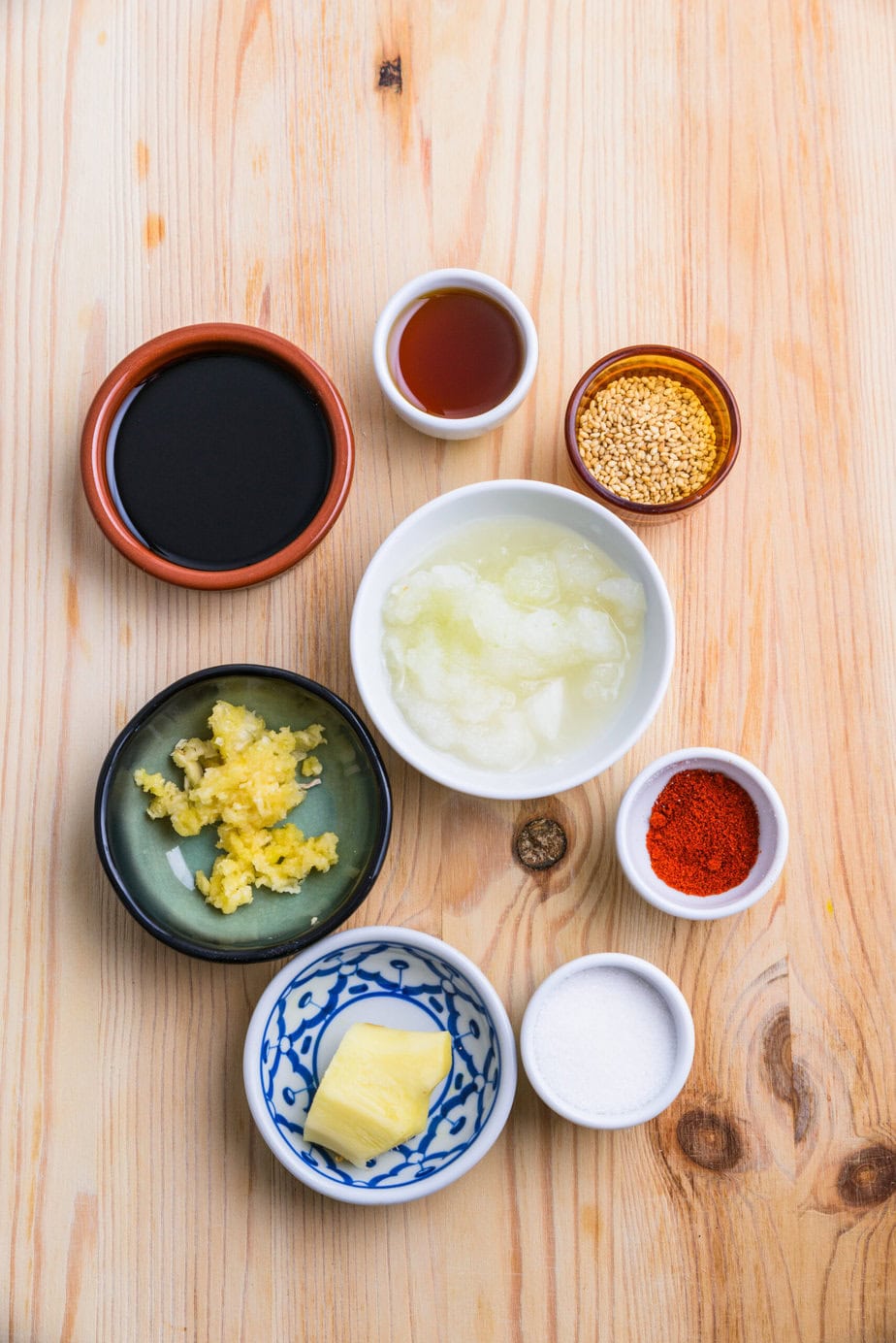 Ingre9dients de la sauce yakiniku maison sur fond de bois