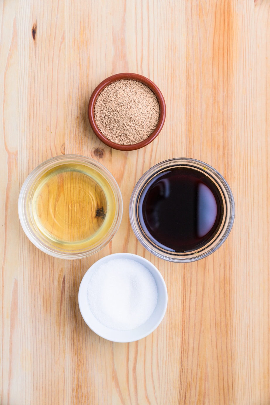ingre9dients pour re9aliser la sauce unagi sur un fond de bois