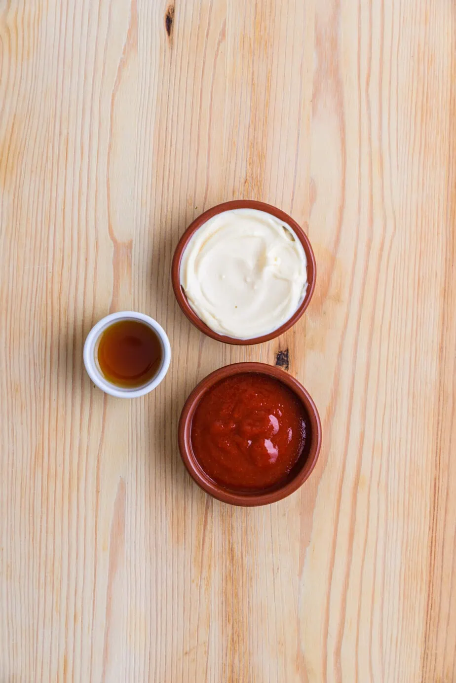 ingrédients pour la mayonnaise à la sriracha sur fond de bois