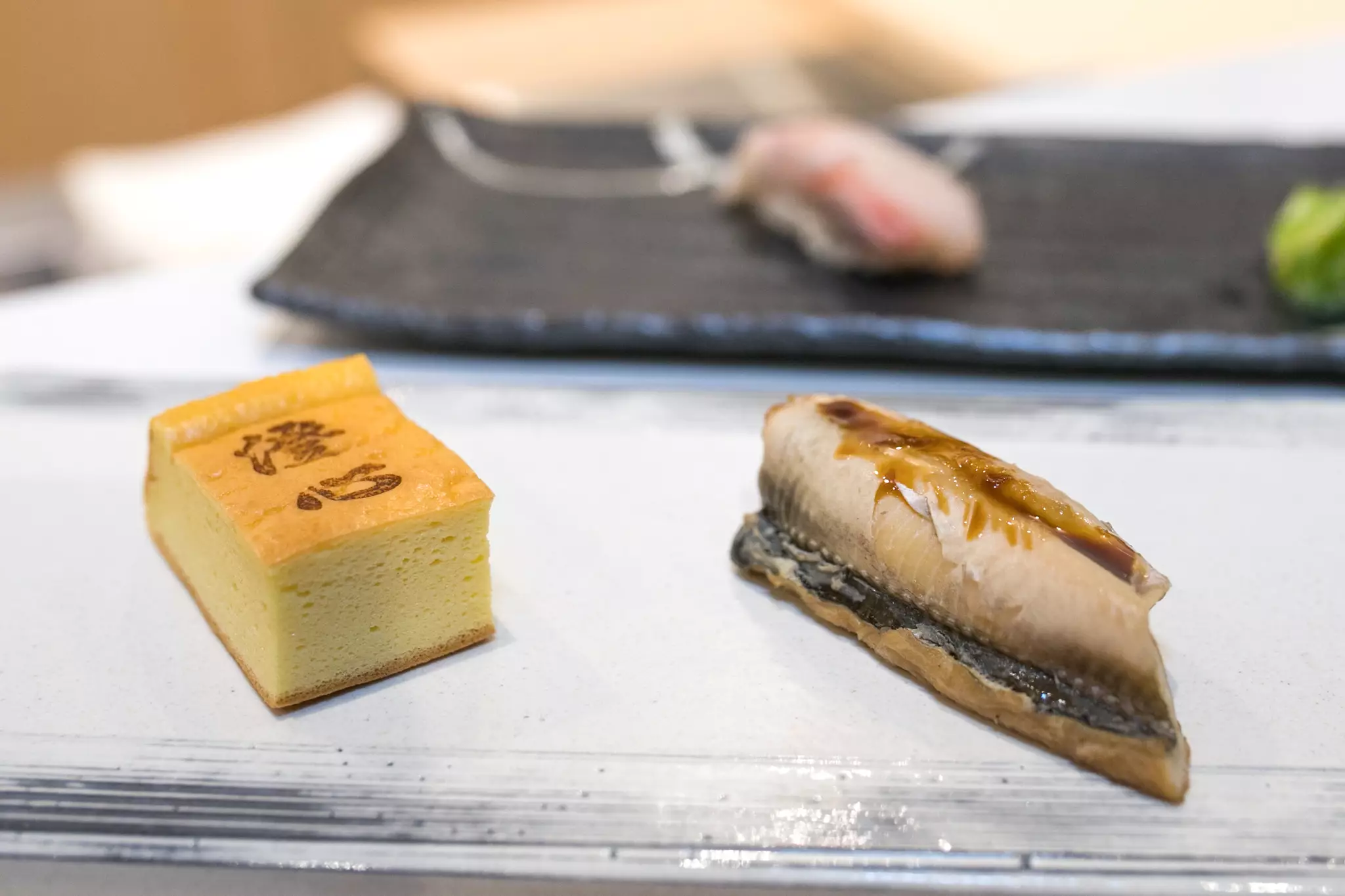 Edomae tamago sur assiette blanche