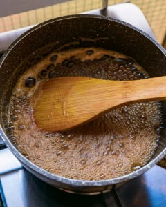 liquide noir en ébullition dans une casserole