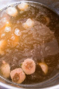 boulettes tranchées dans bouillon