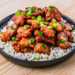 porc frit de hakka sur fond de bois