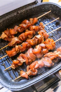 brochettes teriyaki début de cuisson sur un grill