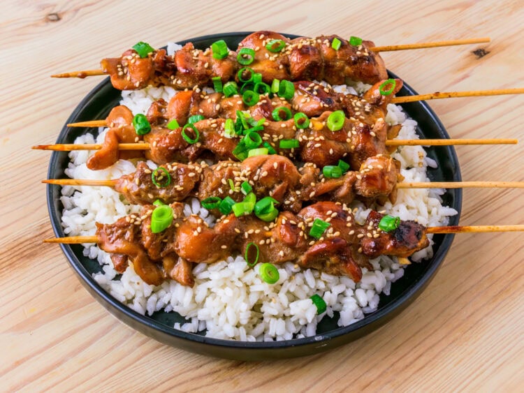 brochettes teriyaki sur du riz et fond de bois