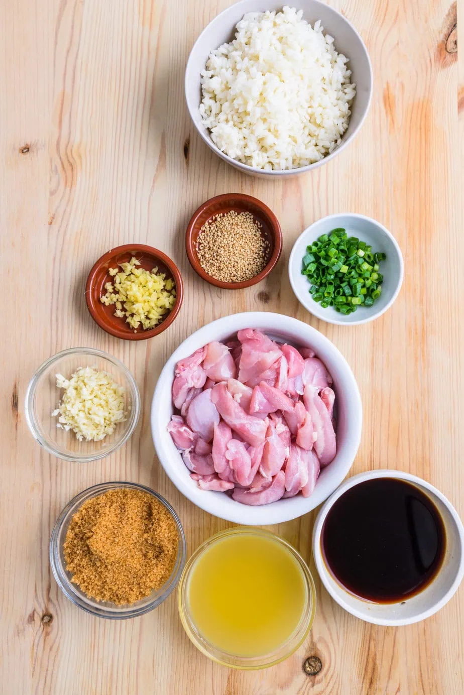 ingrédients pour brochettes de poulet teriyaki disposées sur un fond de bois