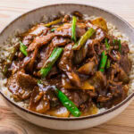 Boeuf sauté au gingembre et jeunes oignons malaisien sur fond de bois