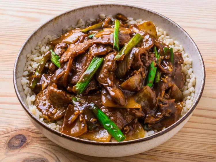 Boeuf sauté au gingembre et jeunes oignons malaisien sur fond de bois