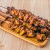 Brochettes de poulet à la citronnelle sur fond de bois