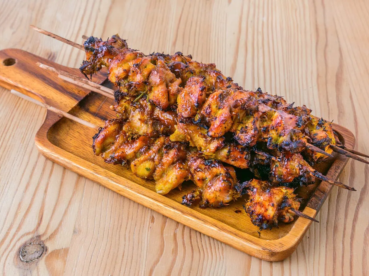 Brochettes de poulet à la citronnelle sur fond de bois