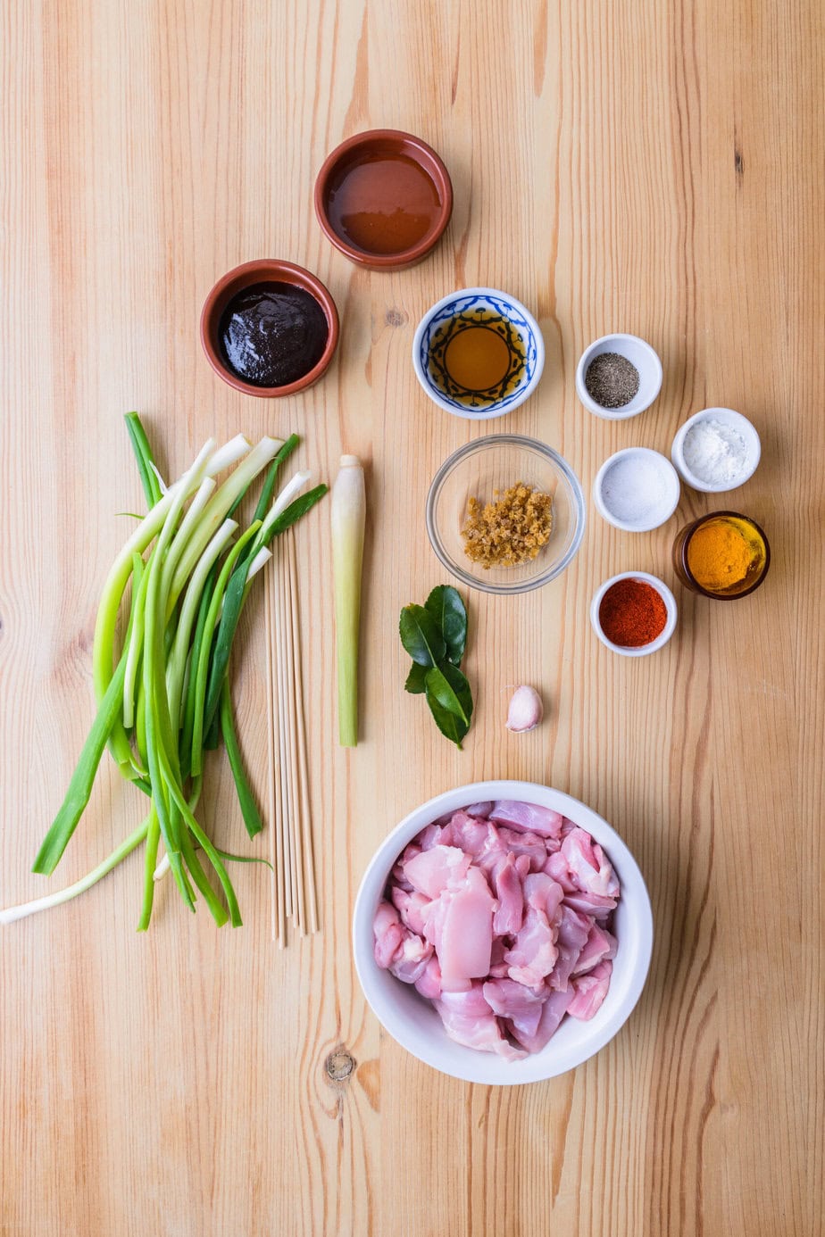 ingrédients pour Brochettes de poulet à la citronnelle sur fond de bois