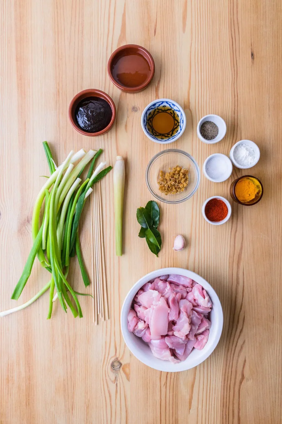 ingrédients pour Brochettes de poulet à la citronnelle sur fond de bois