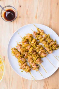 poulet enfilé sur brochettes