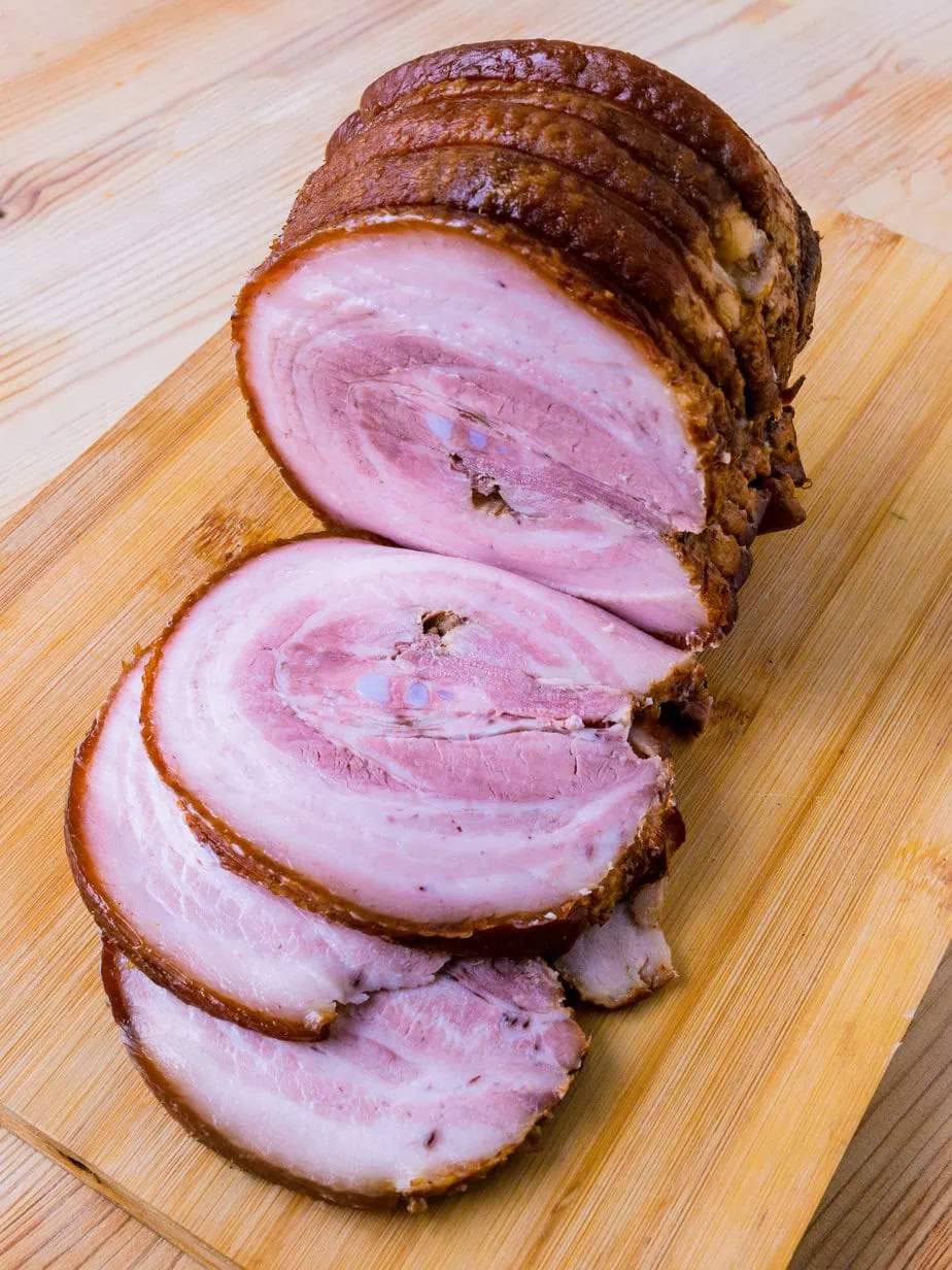 porc chashu découpé sur une planche en bois