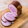 porc chashu découpé sur une planche en bois