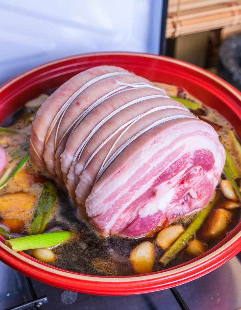 porc placé danqs le bouillon
