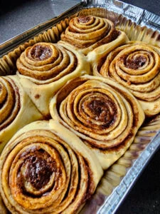 cinnamon rolls sortant du four