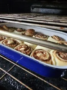 cinnamon rolls cuisant au four