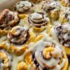 cinnamon rolls américains maison cuits et arrosés de glaçage blanc