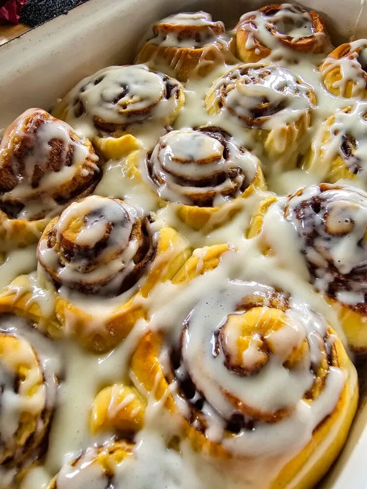 cinnamon rolls américains maison cuits et arrosés de glaçage blanc