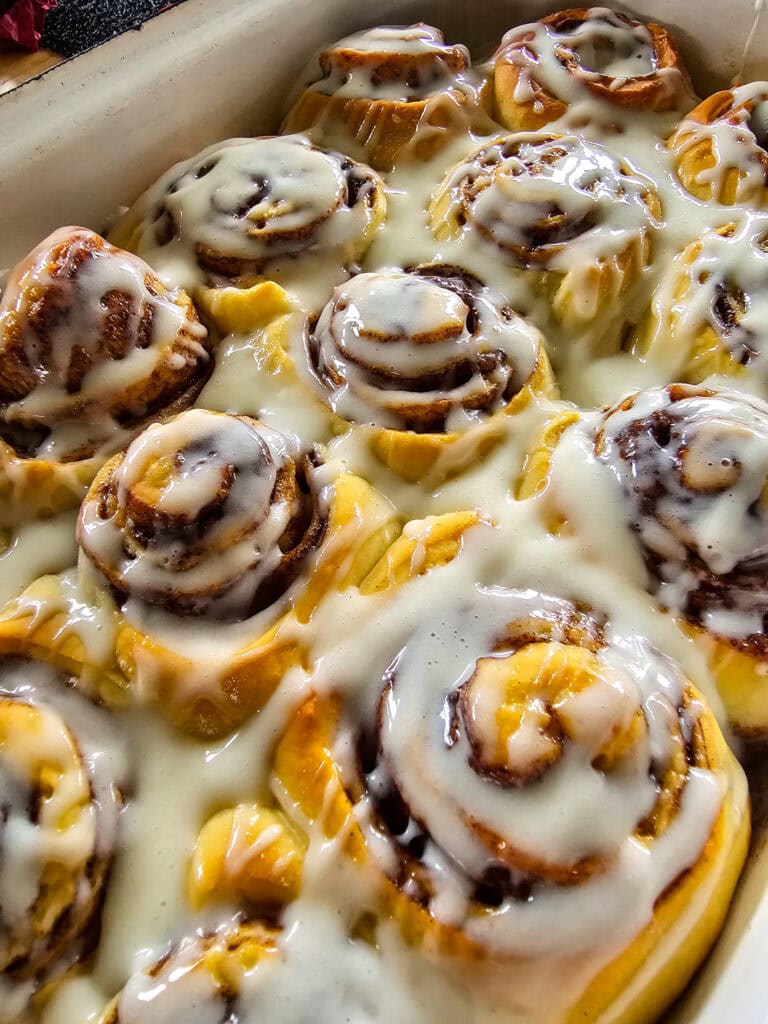cinnamon rolls amu0000e9ricains maison cuits et arrosu0000e9s de glau0000e7age blanc