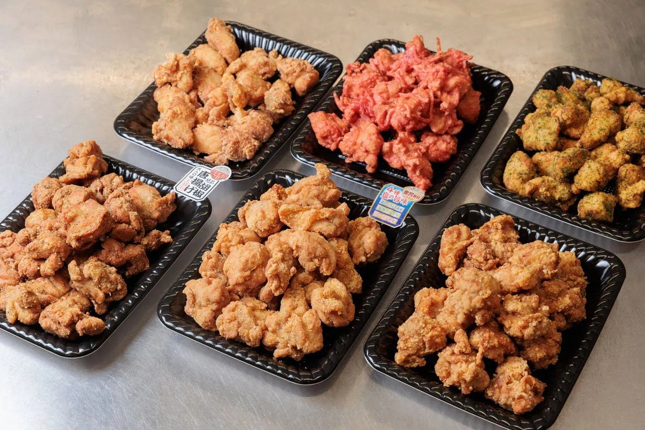 Différentes sortes de karaage sur des raviers noirs