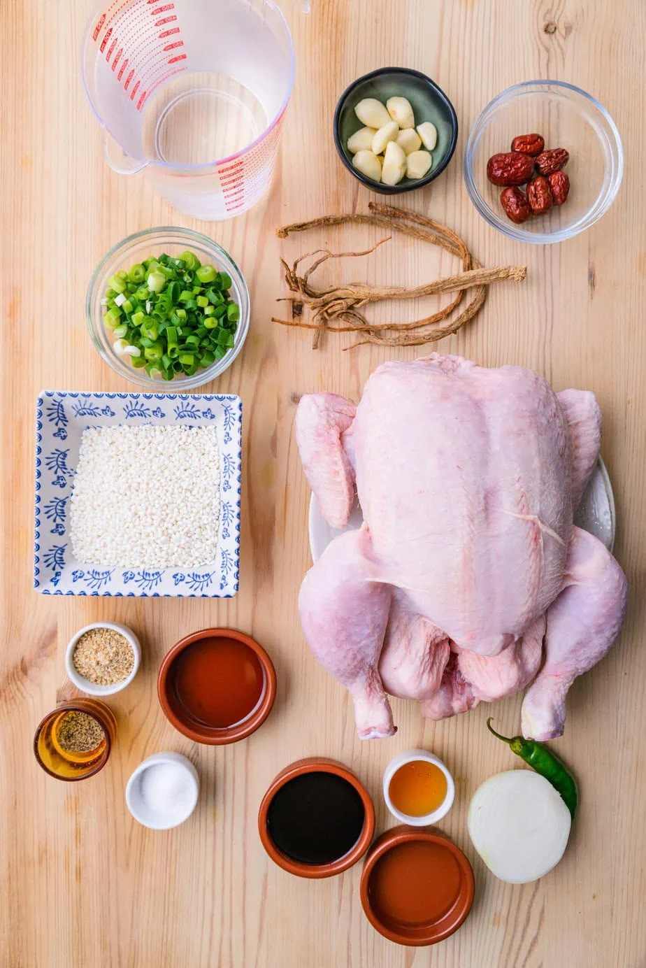 ingrédients pour samgyetang sur fond de bois