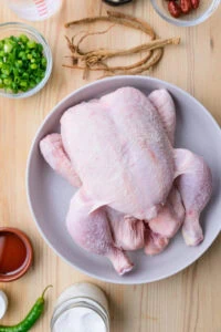 poulet salé sur une assiette