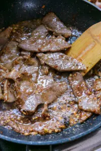 boeuf rajouté dans la poêle