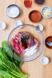 tranches de boeuf avec les ingrédients de la marinade