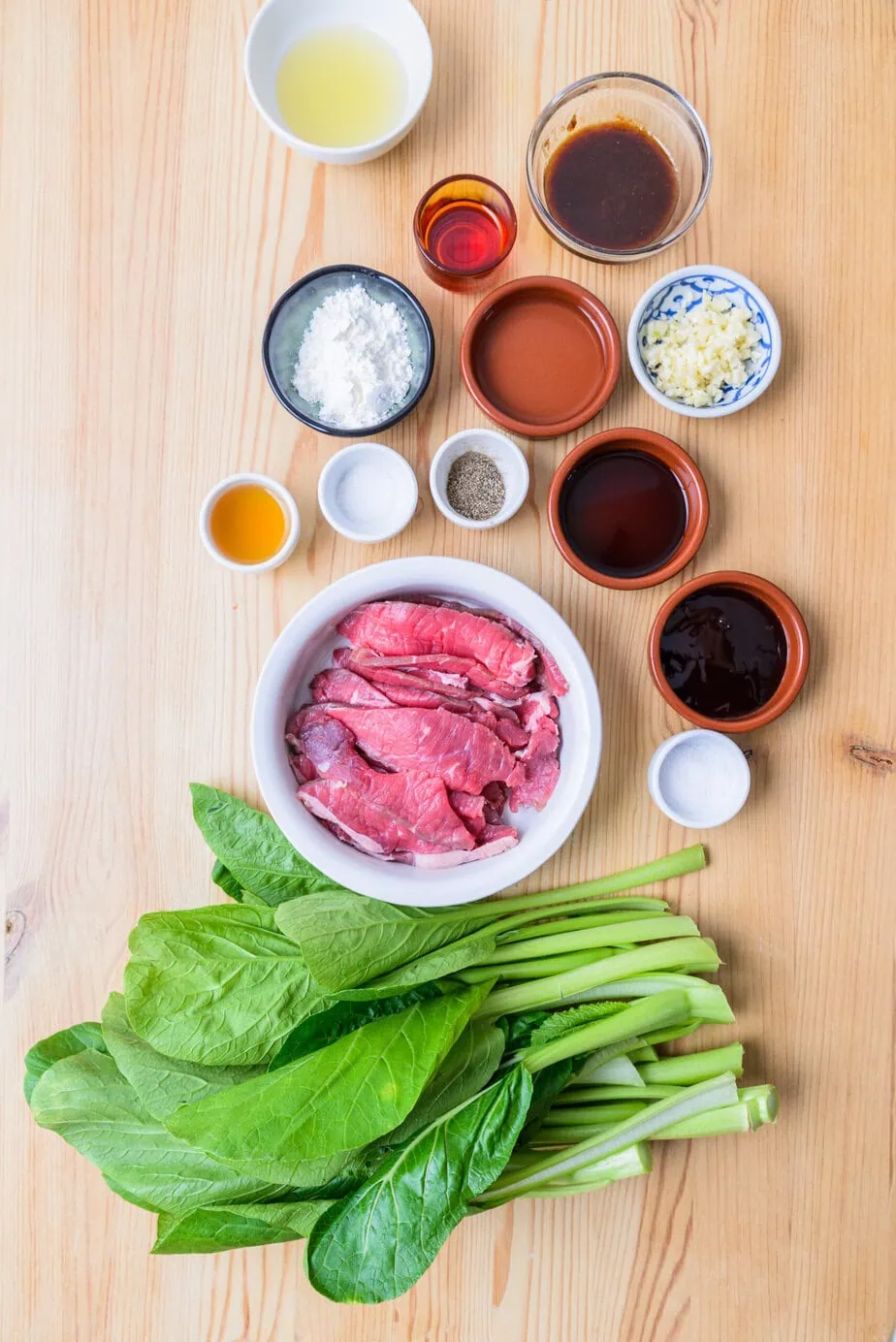 ingrédients pour boeuf sa cha sur fond de bois